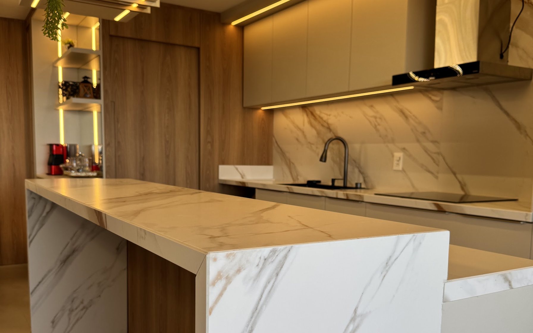 Cozinha em mármore e ripado. Projeto executado pela Gold Möbel Haus.