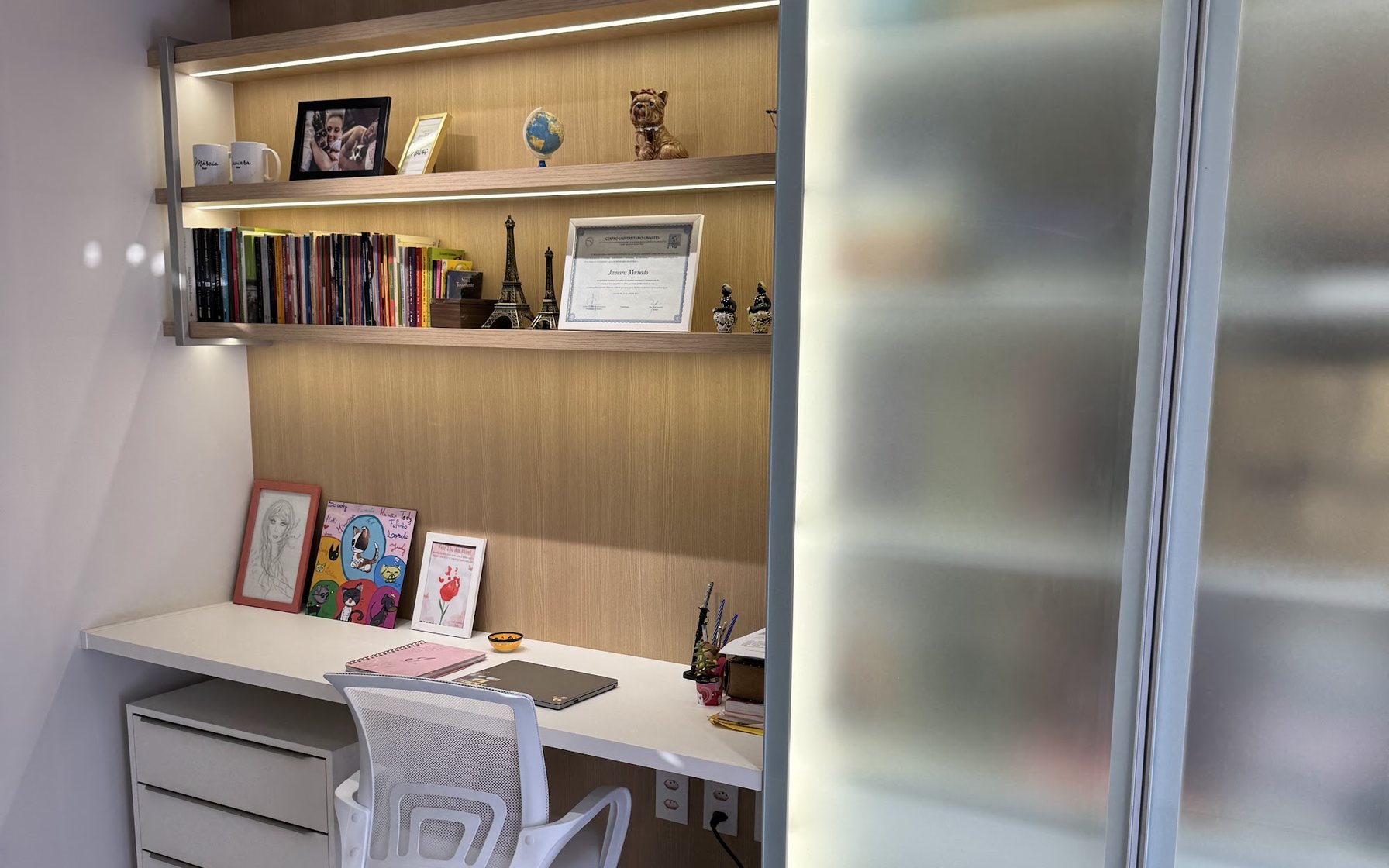 Home office integrado. Projeto executado pela Gold Möbel Haus.