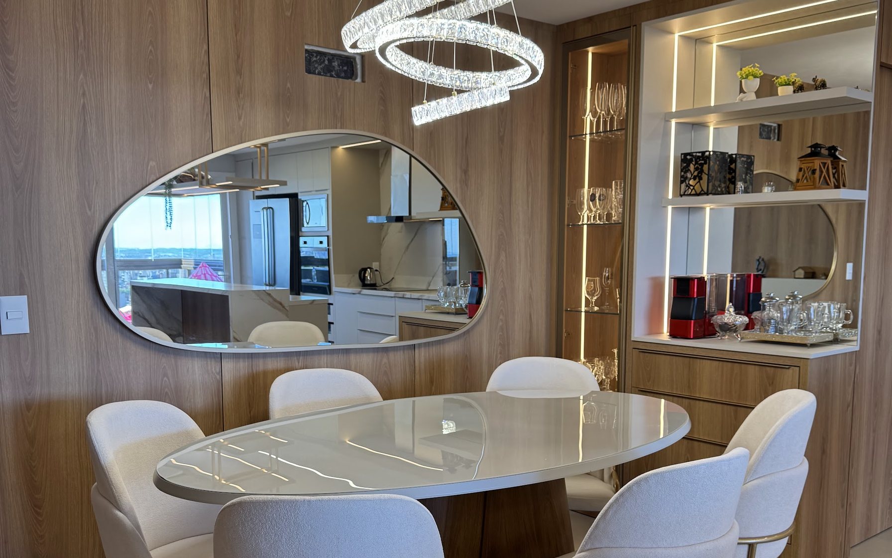 Sala de jantar com cristaleira. Projeto executado pela Gold Möbel Haus.