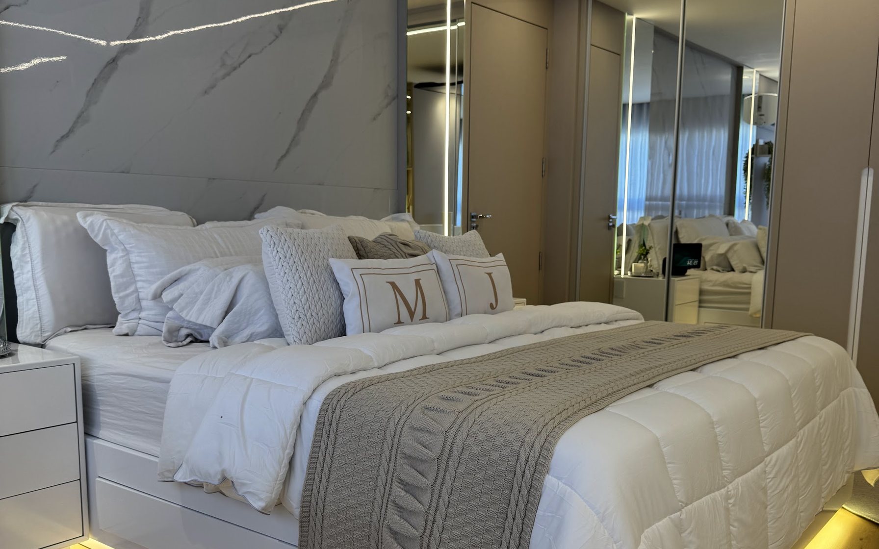 Suíte de casal com banheira. Projeto executado pela Gold Möbel Haus.