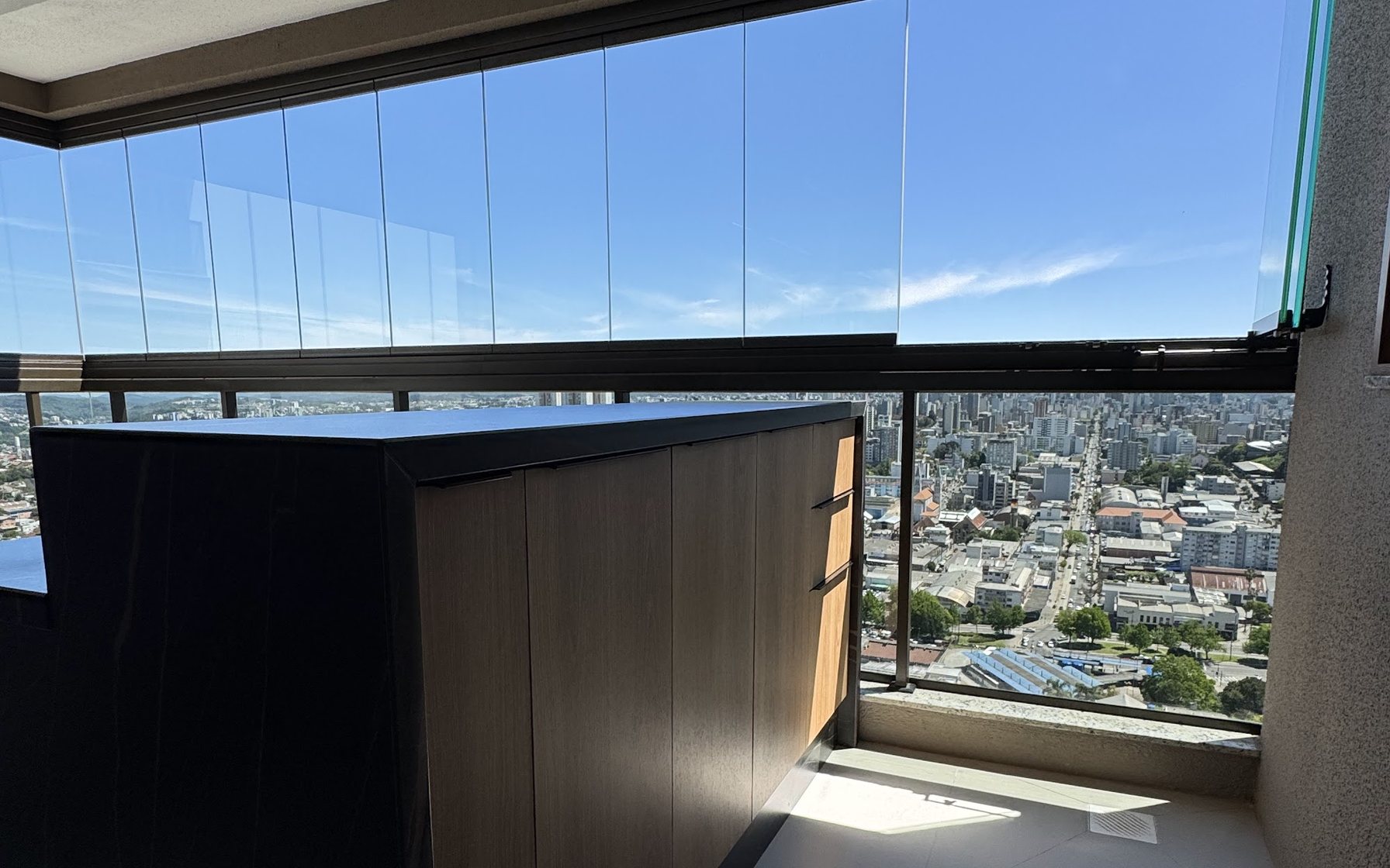 Varanda gourmet com vista. Projeto executado pela Gold Möbel Haus.